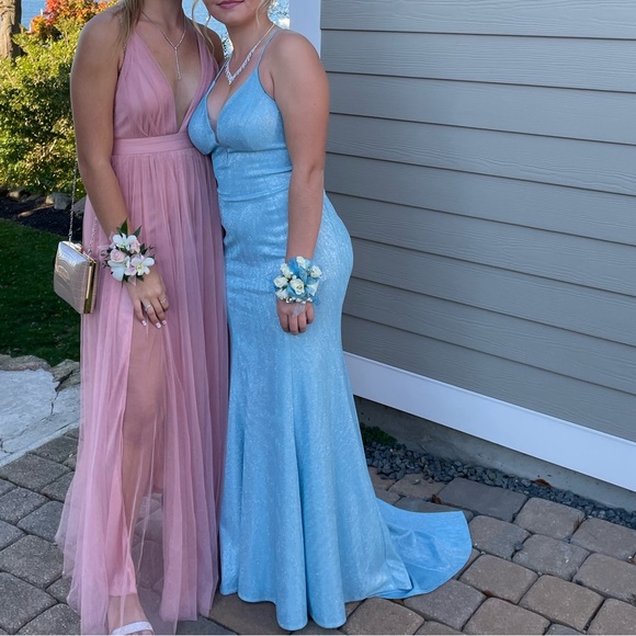 I wore it once it’s in great condition I just have no use for it anymore. - Picture 1 of 3